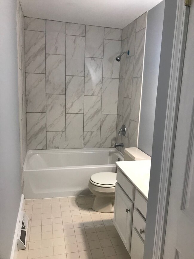 Building Photo - Beautiful 2 bedroom 1 bath home in charlotte