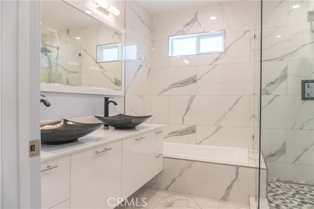 Building Photo - 6850 Encino Ave