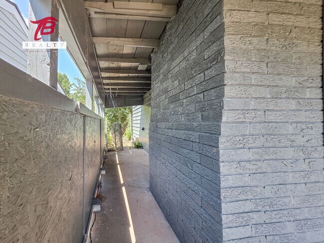Building Photo - Charming and Newly Renovated 4-Bedroom Hom...
