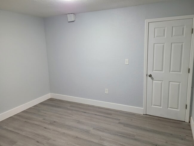 Building Photo - 815 S Bay Ave
