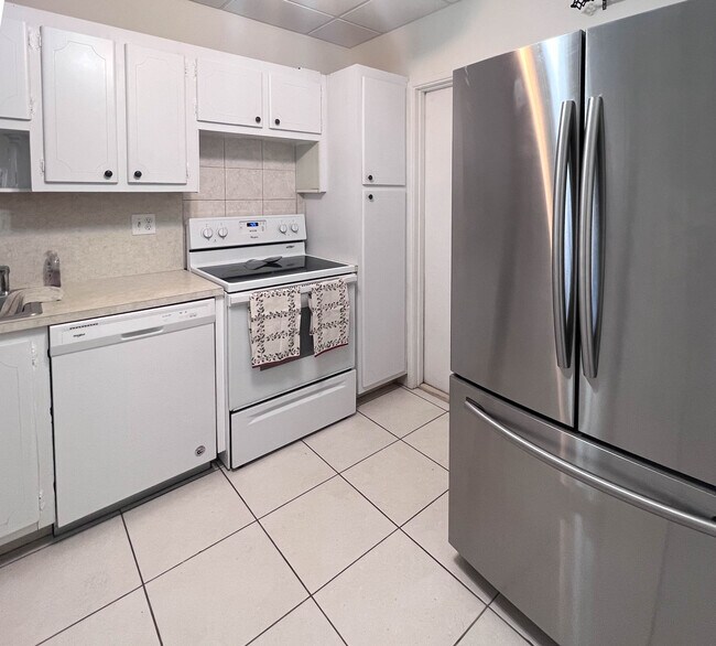 Building Photo - 2850 N Palm Aire Dr