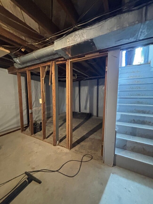 Building Photo - 2 bed 1 bath house available!