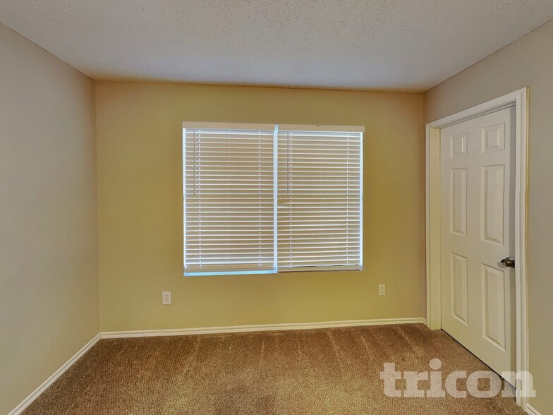 Building Photo - 210 Vivian Dr