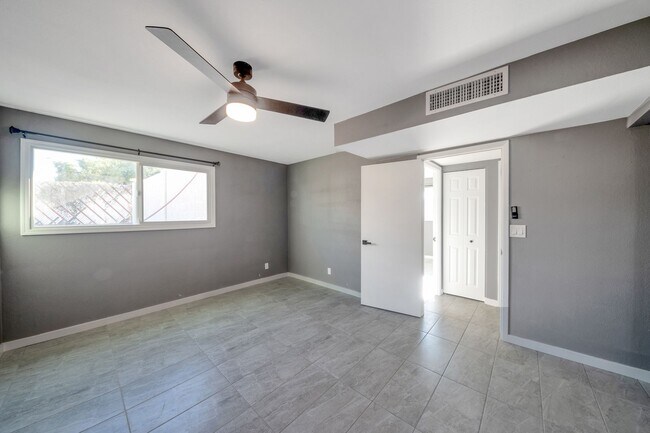 Building Photo - Large 6 Bed/3 Bath house close to ASU with awesome backyard