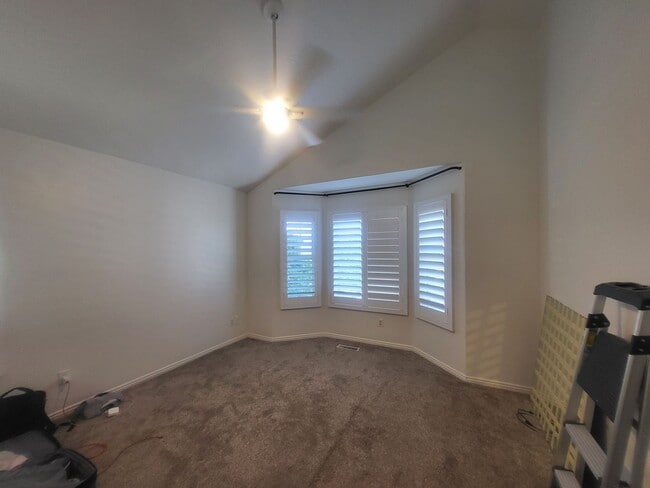 Building Photo - Townhome In Provo