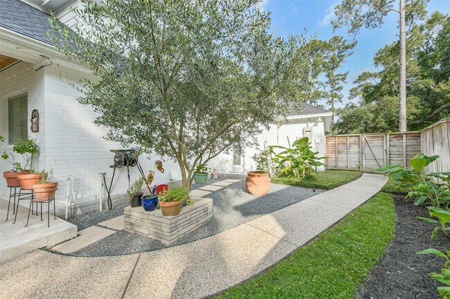Building Photo - 2323 Pine Bend Dr