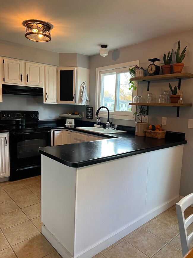 Building Photo - 1735 Crestview Dr