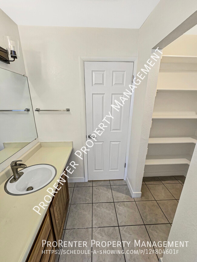 Building Photo - 975 Essex Ct Way