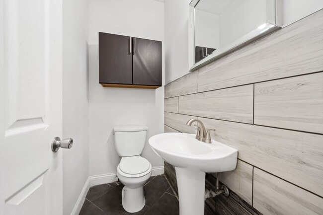 Building Photo - Madisonville- Charming 3+ bedroom 1.5 Bath, 1 car detached