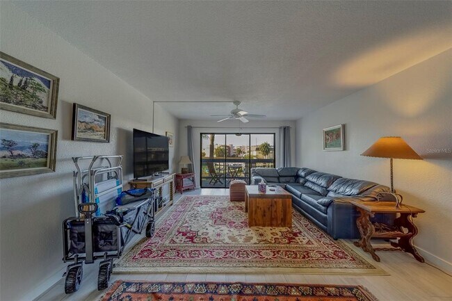 Building Photo - 11650 Capri Cir S