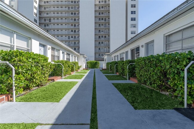 Building Photo - 7829 Carlyle Ave