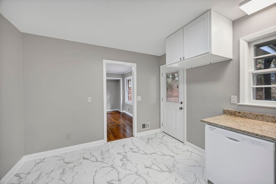 Building Photo - 842 Delverton Rd