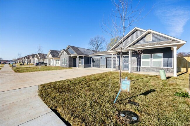 Building Photo - 900 Vly Oaks Ln