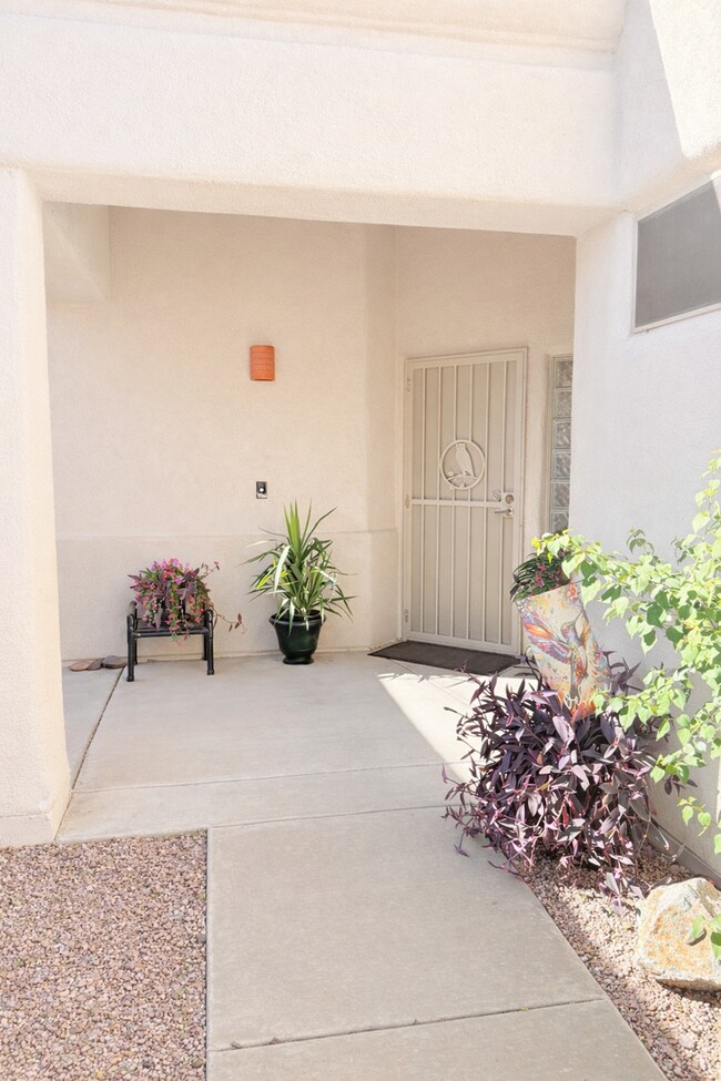 Building Photo - $1,000 OFF MOVE-IN – Sabino Canyon Area | Foothills Living | 3BR Home