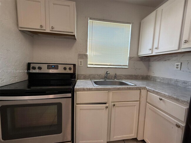 Building Photo - 1700 SW 44th Terrace