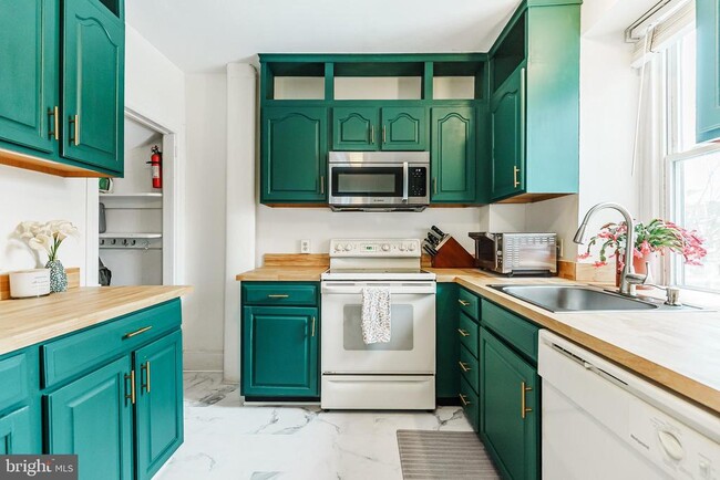 Building Photo - 452 Renfrew Ave