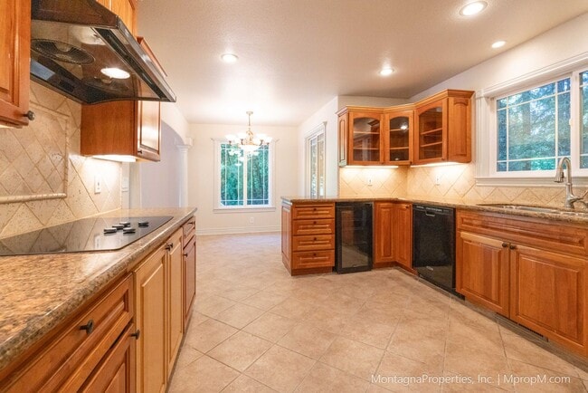 Building Photo - Updated and spacious 3 bedroom house on ov...