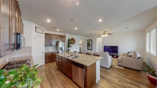 Building Photo - 31415 Whitcombe Summit Wy