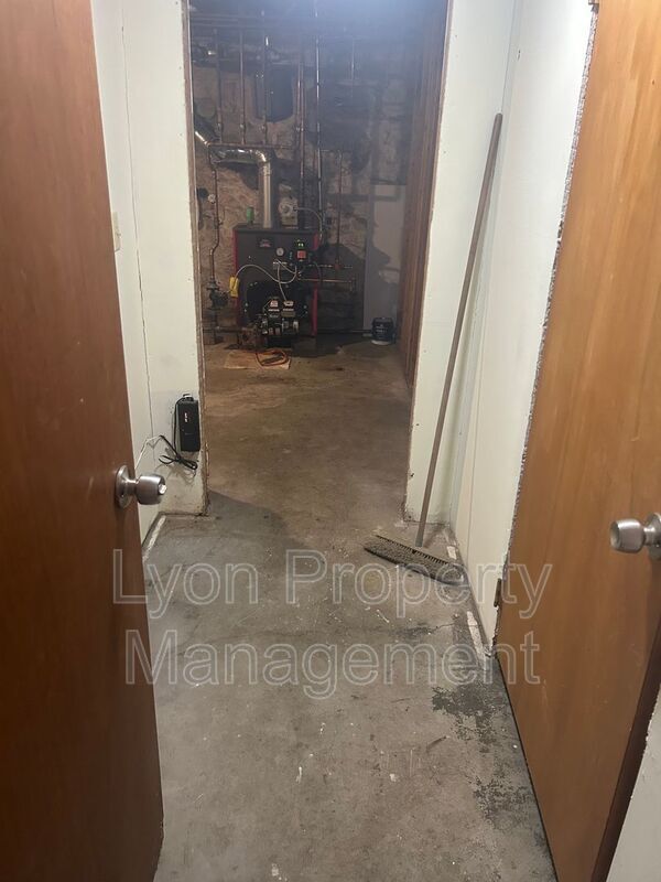 Building Photo - 1495 Ten Rod Rd