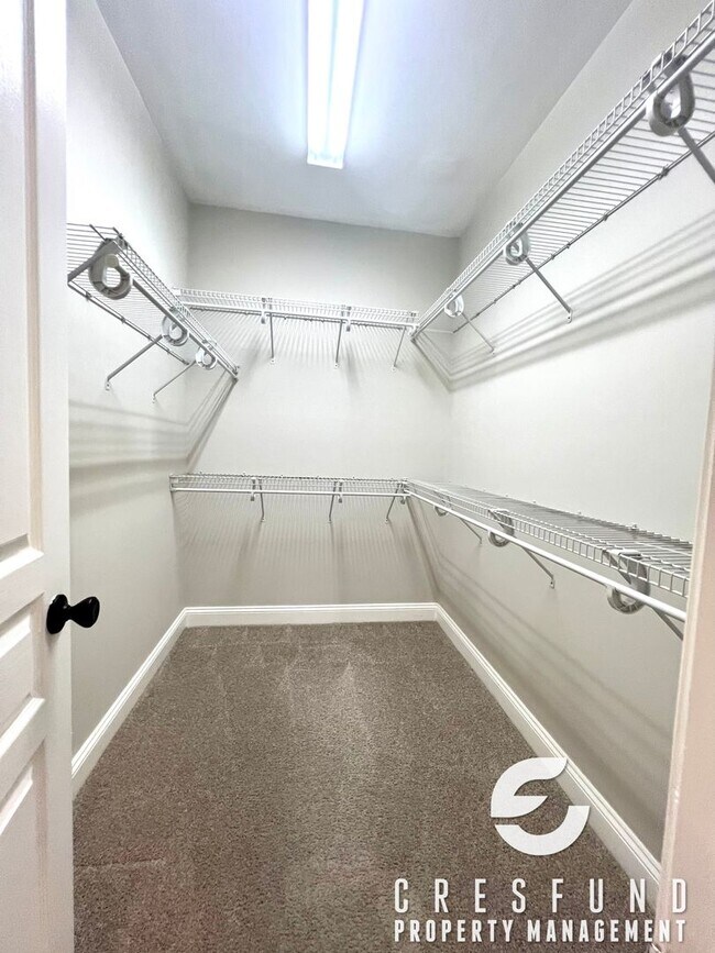 Building Photo - Lake View Luxury 2BR 2.5 Bath