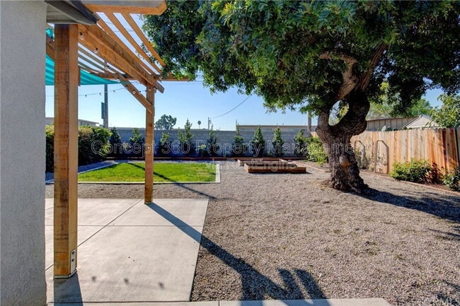 Building Photo - 1032 E Silva St