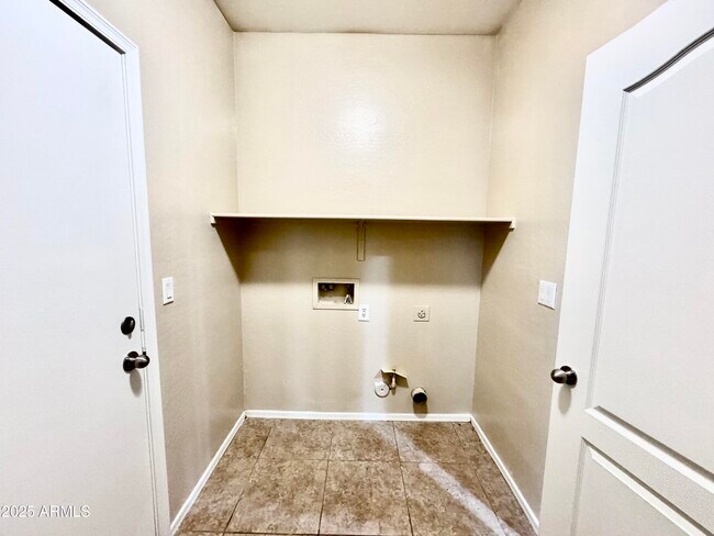 Building Photo - 42564 W Palmyra Ct