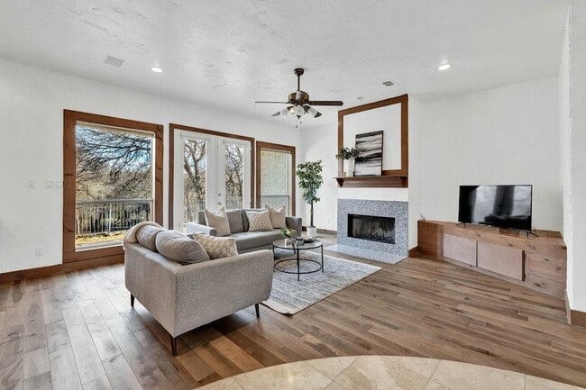 Building Photo - 324 Rolling Oaks Ridge