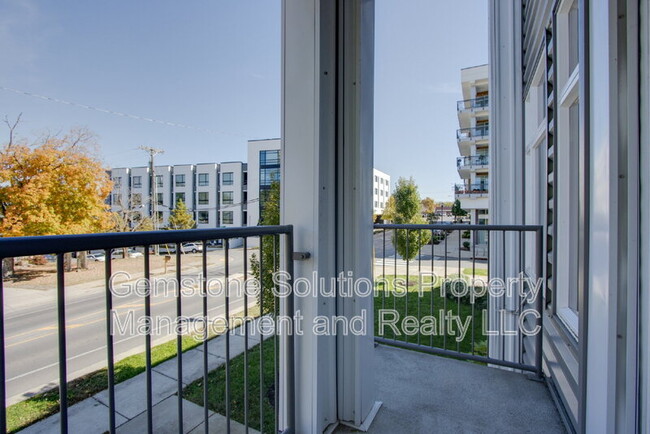 Building Photo - 1028 W Eastland Ave