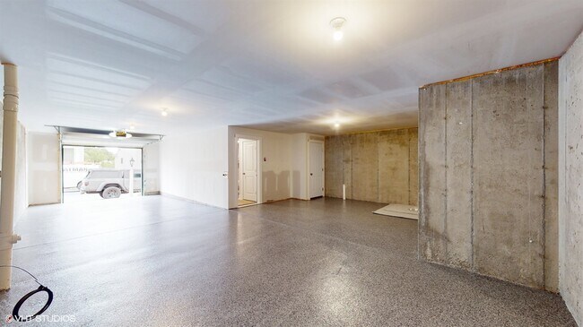 Building Photo - 314 E Lake St