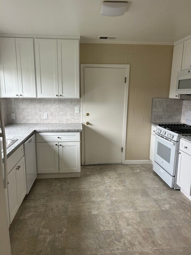Building Photo - Adorable home in San Carlos with large yard