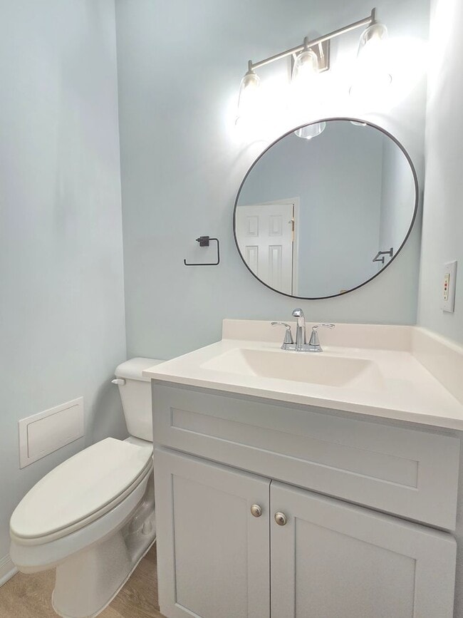 Building Photo - HAMPTON PLACE - First Floor condo near Pin...