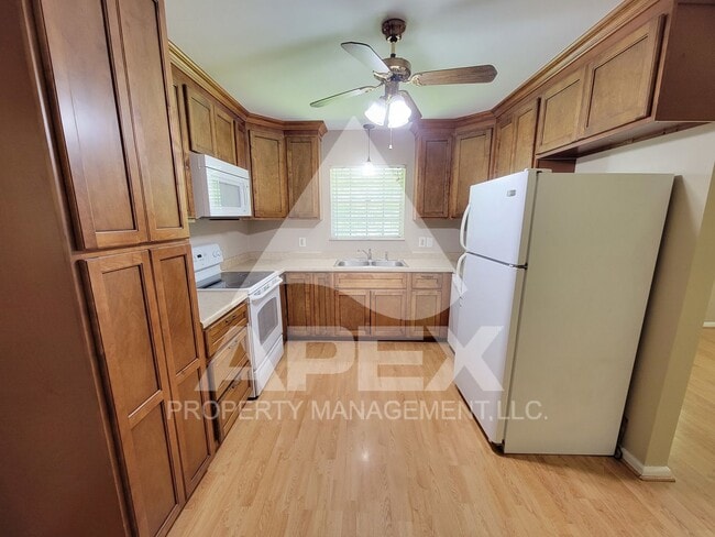Building Photo - Spacious 3-Bd 2 BA Single Family home w/ B...