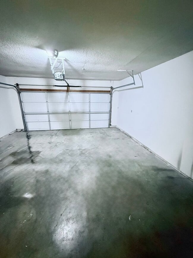 Building Photo - Great 3 Bed 2 Bath 2 Car Garage Flat Duplex- Pets ok!