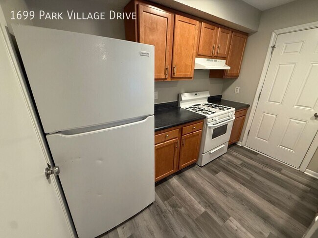 Building Photo - 1699 Park Village Dr