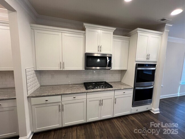 Building Photo - 196 Longleaf Dr