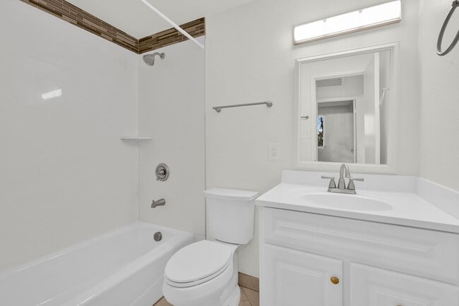 Building Photo - Great 3 bed 2 bath home with a pool!