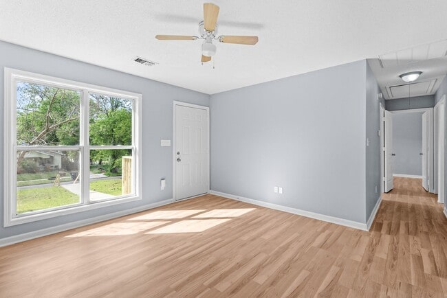 Building Photo - Beautifully Renovated 3 Bedroom 2 Bath Hom...