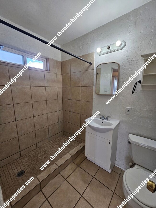 Building Photo - Cute 1 Bedroom, 1 Bathroom with walk in cl...