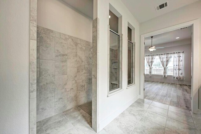 Building Photo - 1104 Almeria Bend