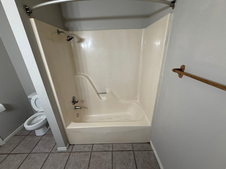 Building Photo - 828 Hardy Springs Cir