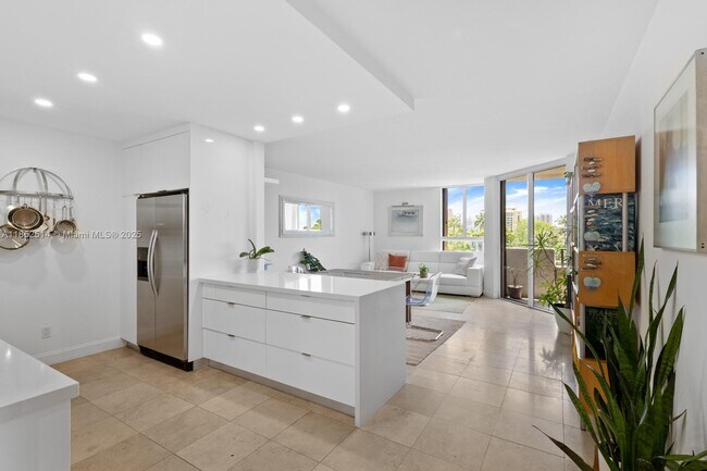 Building Photo - 161 Crandon Blvd