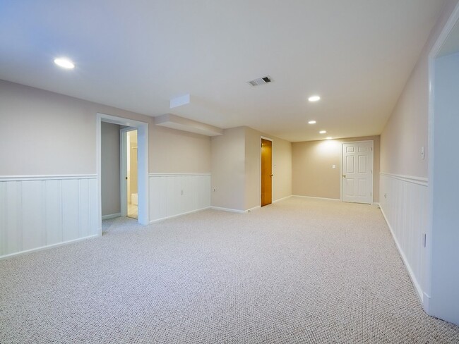 Building Photo - 2702 Navarre Dr