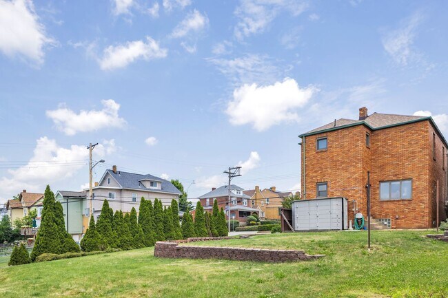 Building Photo - 1002 Fordham Ave