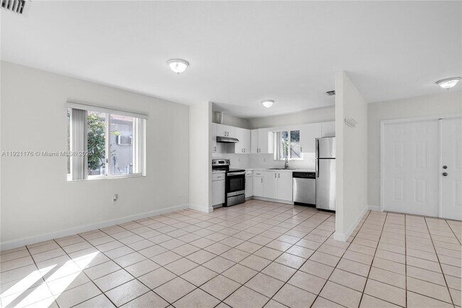 Building Photo - 2815 SW 39th Ave