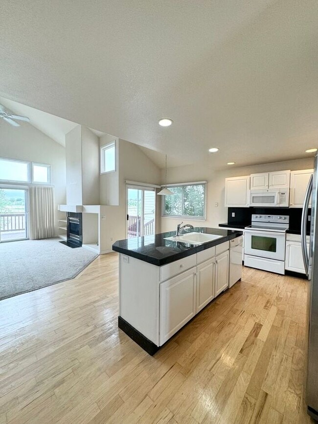 Building Photo - Stunning 4 Bedroom, 3.5 Bath with 3 car attached garage Home in Paragon Estates in Fort Collins, CO
