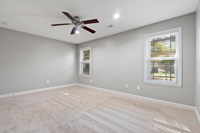 Building Photo - 412 N Village Cir