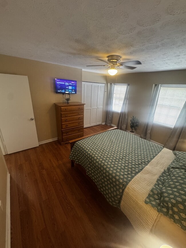 Building Photo - 127 Eaglewood Way