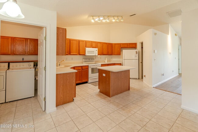 Building Photo - 1623 Sandy Springs Dr