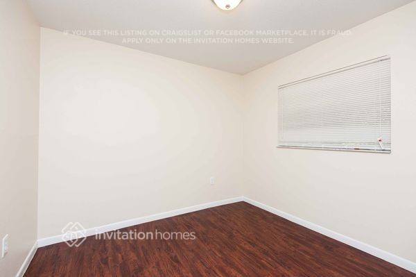 Building Photo - 984 Oak Dr