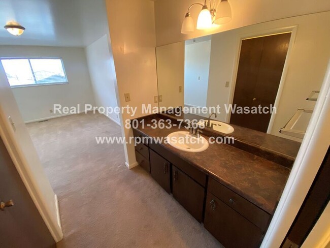 Building Photo - Spacious 3 bedroom, 1.5 bathroom condo in ...